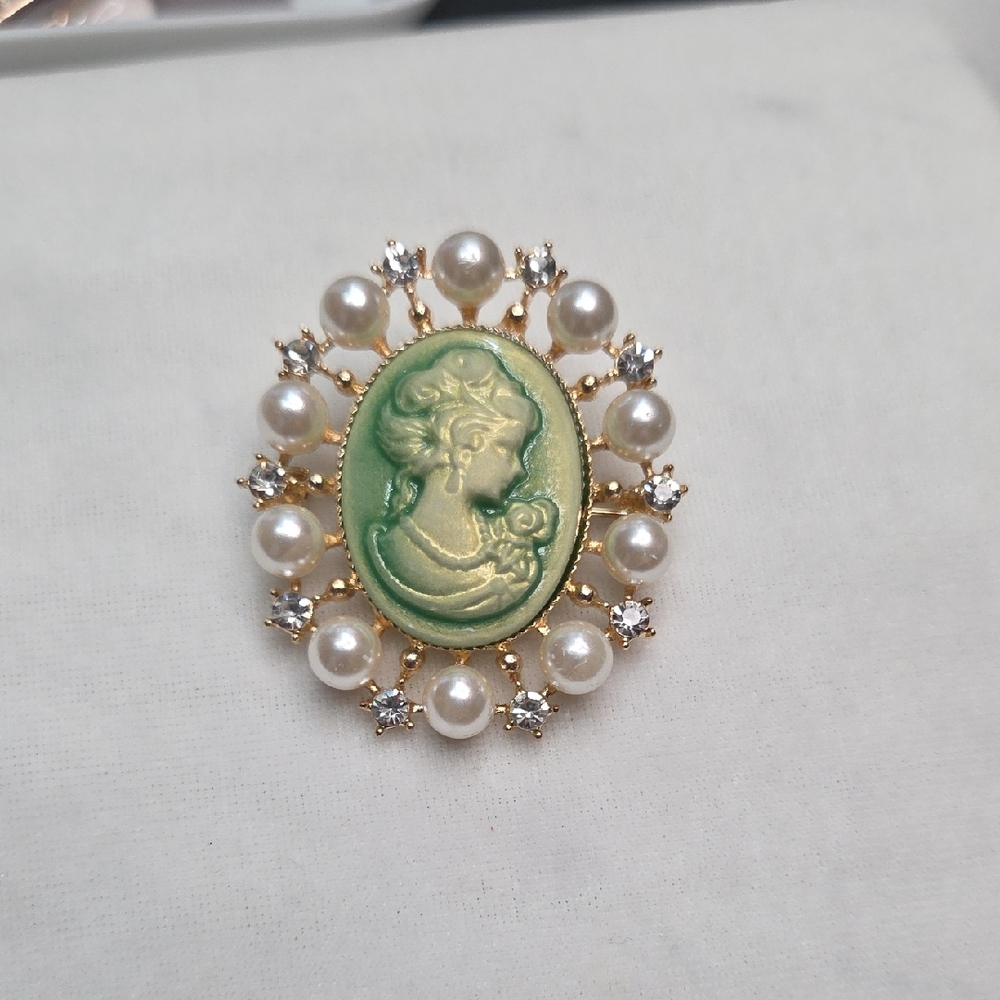 Green White Cameo Pearls Brooch Retro Vintage Style Crystal Rhinestone Pin